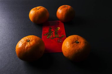 Çin yeni yılı festival süsleri, kırmızı paketleri ve mandarin portakal, altın Çin mektup şans anlamına gelir