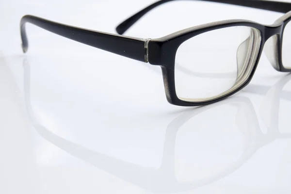 Beyaz arkaplanda izole edilmiş siyah gözlük — Stok fotoğraf