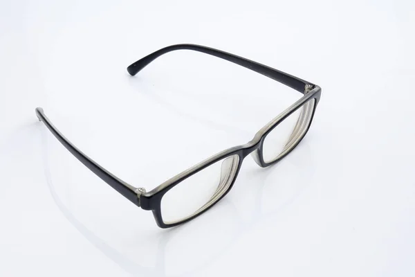 Beyaz arkaplanda izole edilmiş siyah gözlük — Stok fotoğraf