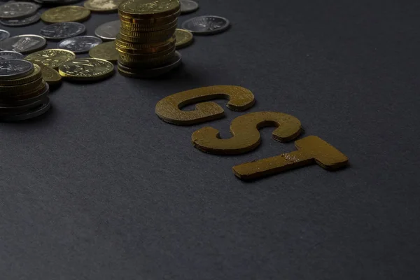 Gst (정부 서비스 세금) 단어로 칠판에 동전. 비즈니스 개념 — 스톡 사진
