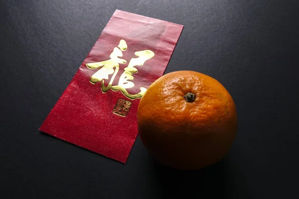 Çin yeni yılı festival süsleri, kırmızı paketleri ve mandarin portakal, altın Çin mektup şans anlamına gelir