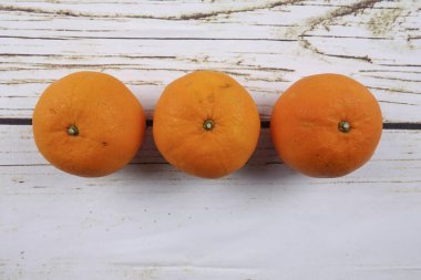 Ahşap arka plan üzerinde taze mandalina