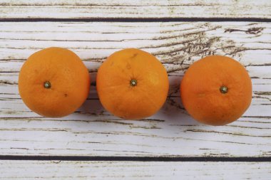 Ahşap arka plan üzerinde taze mandalina