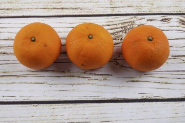 Ahşap arka plan üzerinde taze mandalina