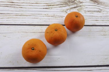 Ahşap arka plan üzerinde taze mandalina