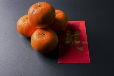 Şans, ang pow veya kırmızı paketleri ve mandarin portakal ifadeler, altın Çin mektup şans anlamına gelir