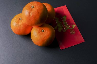 Şans, ang pow veya kırmızı paketleri ve mandarin portakal ifadeler, altın Çin mektup şans anlamına gelir