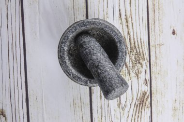 Taş harç ve ahşap arka plan üzerinde izole havaneli.