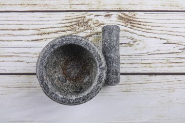 Taş harç ve ahşap arka plan üzerinde izole havaneli.