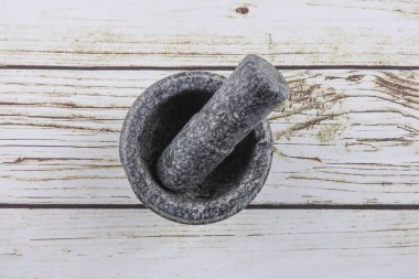 Taş harç ve ahşap arka plan üzerinde izole havaneli.