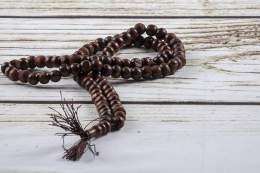 ahşap tasbih veya tesbih ahşap arka plan üzerinde.