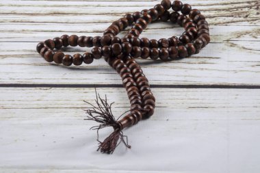 ahşap tasbih veya tesbih ahşap arka plan üzerinde.