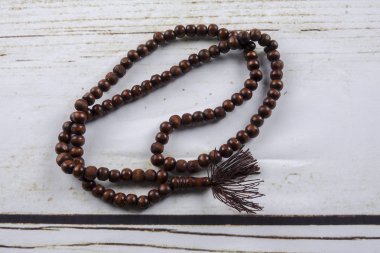 ahşap tasbih veya tesbih ahşap arka plan üzerinde.