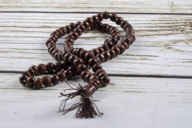 ahşap tasbih veya tesbih ahşap arka plan üzerinde.