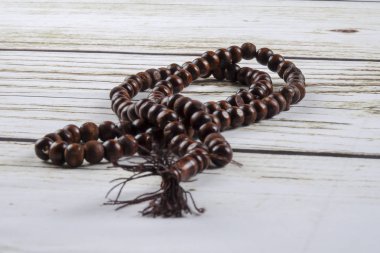ahşap tasbih veya tesbih ahşap arka plan üzerinde.