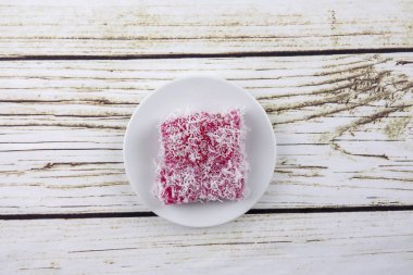 Ahşap arka plan üzerinde renkli Kuih Sagu tatlı çöl