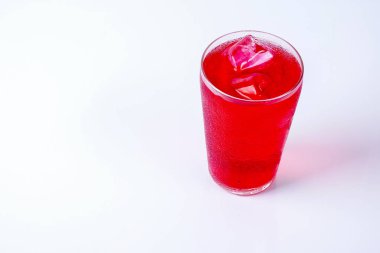 Gül içki üzerine beyaz izole buz.