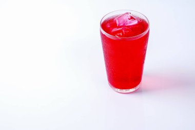 Gül içki üzerine beyaz izole buz.