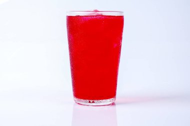 Gül içki üzerine beyaz izole buz.