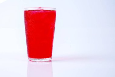 Gül içki üzerine beyaz izole buz.