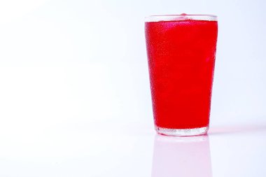 Gül içki üzerine beyaz izole buz.