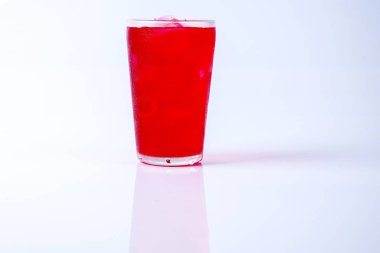 Gül içki üzerine beyaz izole buz.