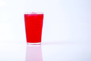 Gül içki üzerine beyaz izole buz.