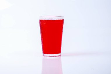 Gül içki üzerine beyaz izole buz.