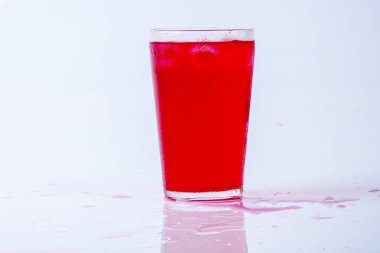 Gül içki üzerine beyaz izole buz.