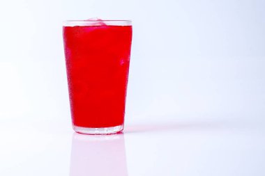 Gül içki üzerine beyaz izole buz.