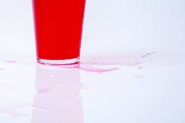Gül içki üzerine beyaz izole buz.