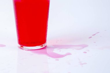 Gül içki üzerine beyaz izole buz.