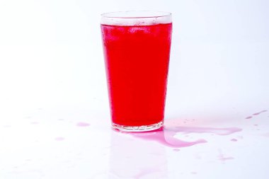 Gül içki üzerine beyaz izole buz.