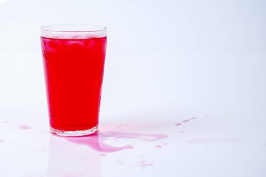 Gül içki üzerine beyaz izole buz.