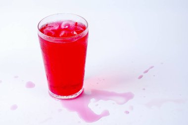 Gül içki üzerine beyaz izole buz.