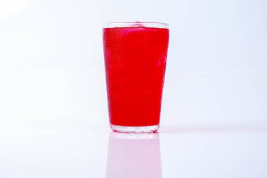 Gül içki üzerine beyaz izole buz.