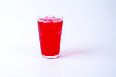 Gül içki üzerine beyaz izole buz.