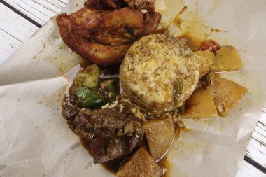 Popüler Malezya çanak Nasi Kukus veya buhar pirinç derin kızarmış tavuk parçaları ve sığır eti ile.