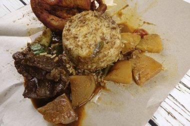 Popüler Malezya çanak Nasi Kukus veya buhar pirinç derin kızarmış tavuk parçaları ve sığır eti ile.