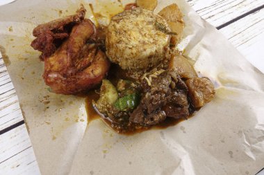 Popüler Malezya çanak Nasi Kukus veya buhar pirinç derin kızarmış tavuk parçaları ve sığır eti ile.