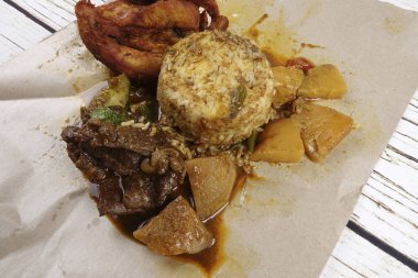 Popüler Malezya çanak Nasi Kukus veya buhar pirinç derin kızarmış tavuk parçaları ve sığır eti ile.