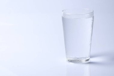 Buzlu su üzerinde beyaz izole.