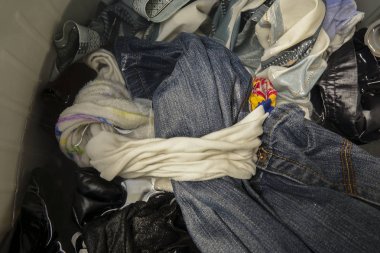 Çamaşır makinesine ıslak giysileri.