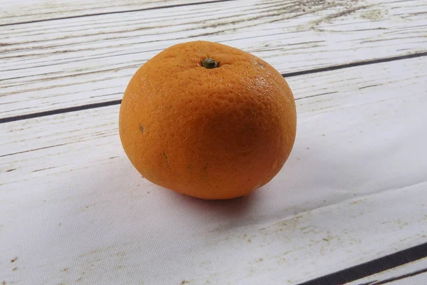 Orange mandarine fraîche sur fond bois — Photo