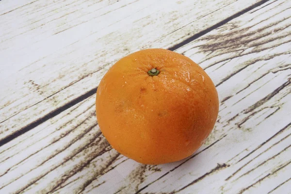 Mandarino fresco arancio su fondo di legno — Foto Stock