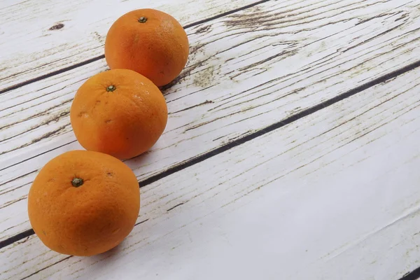 Свіжий мандаринський апельсин на дерев'яному фоні — стокове фото
