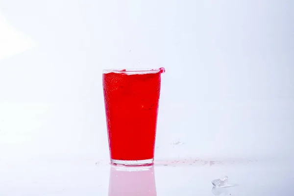 Напій з троянди льоду ізольовано на білому . — стокове фото