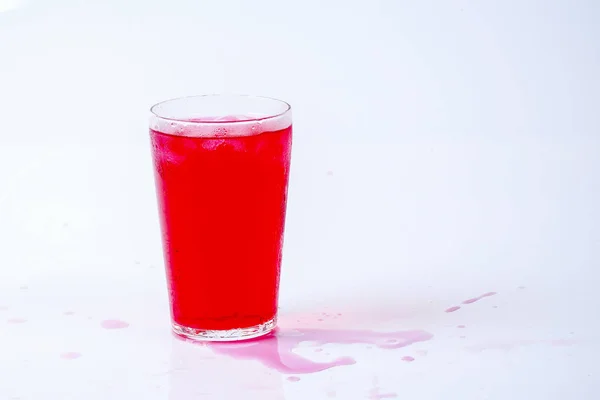 Ghiaccio rosa bevanda isolata su bianco . — Foto Stock