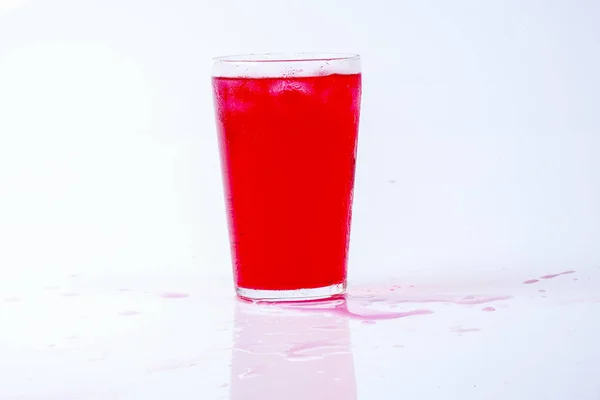 Gelo rosa bebida isolada em branco . — Fotografia de Stock