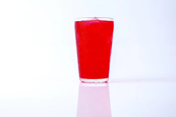 Ghiaccio rosa bevanda isolata su bianco . — Foto Stock